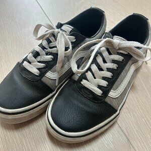 Boys Vans Old Skool Sneakers, Youth size 2, EU 32.5
